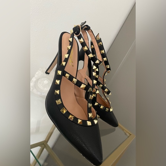 Like new!!VOCOSI High Heels rivet pumps, Size 8.5 - Picture 2 of 4